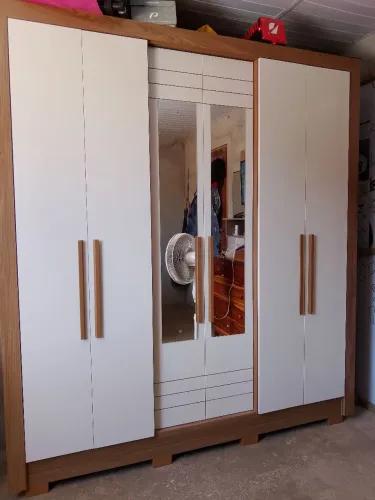 Vendo Guarda roupa semi novo. Motivo viagem