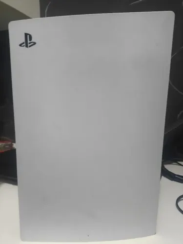 Ps5 Fat funcionando perfeitamente com alguns riscos de uso com leitor e controle preto
