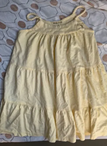 Vendo, vestido infantil, amarelo, 3 anos, 10 reais.