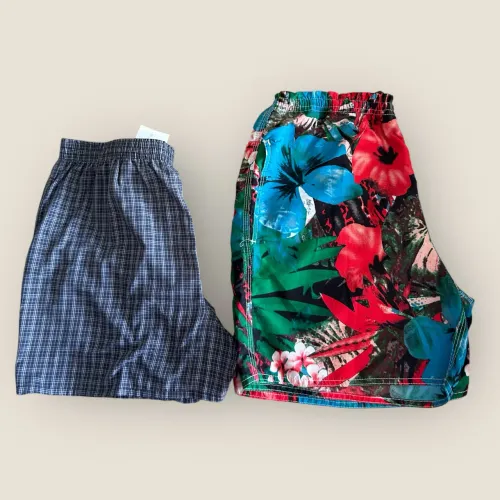 2 SHORTS MASC TAM 40 - CÓS ELÁSTICO (FLORAL + XADREZ)