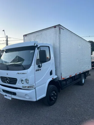 Mercedes Accelo 915C com baú 