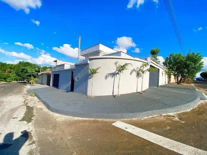 casa no setor Itaguaí 2 de esquina dois portões de garagem 3 dormitórios. sao duas casas .