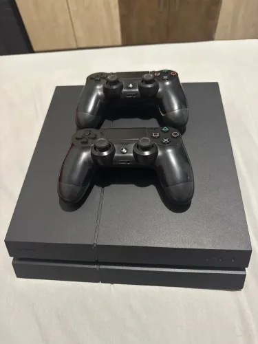 PlayStation 4 + 2 Controles