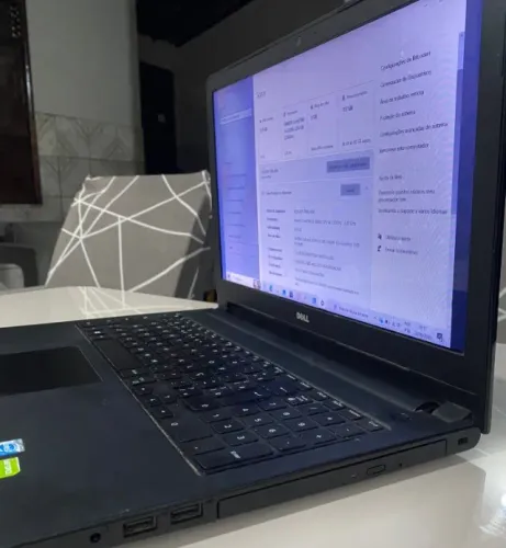 Notebook Dell em ótimo estado físico e funcionando normalmente.