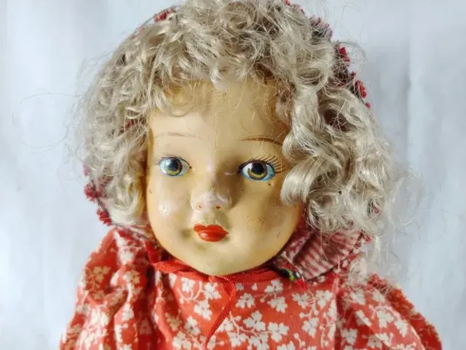 BONECA ANTIGA DE CELULOSE E CORPO DE PANO
