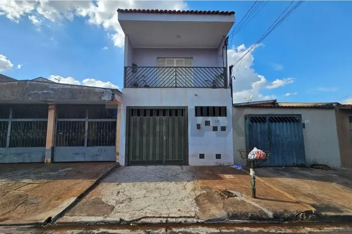 Casa na Vila Albertina com Edícula
