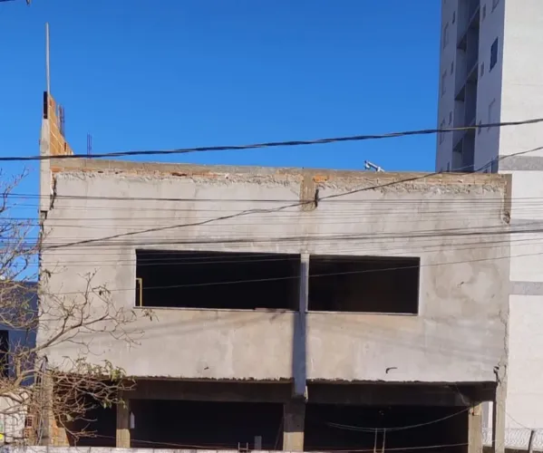 Apartamento sobre lojas