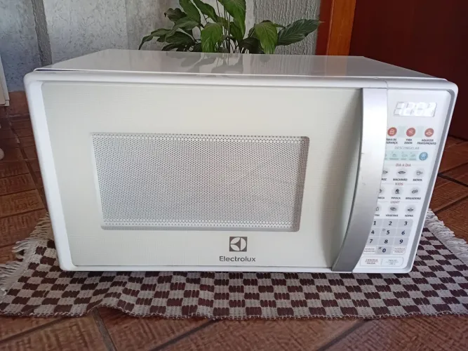 Microondas electrolux 20 l funcionando certinho ,127volts