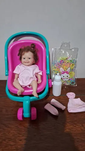 Pequena boneca bebê reborn de silicone 
