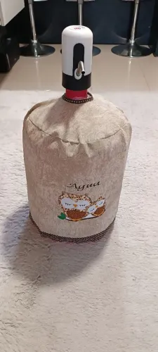 Galão de água mineral, bomba elétrica e capa
