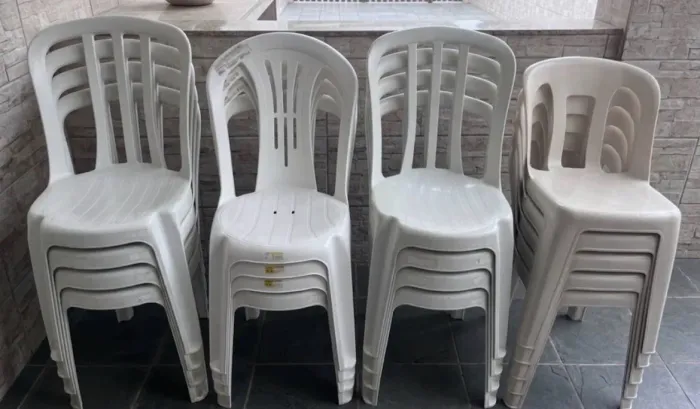 Cadeiras Plásticas Brancas - Lote de 17