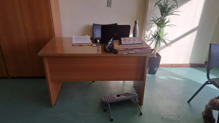 Vendo uma mesa de escritório.