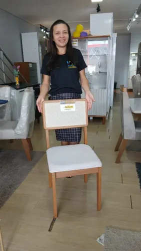 Cadeira em Tela com Assento Estofado.