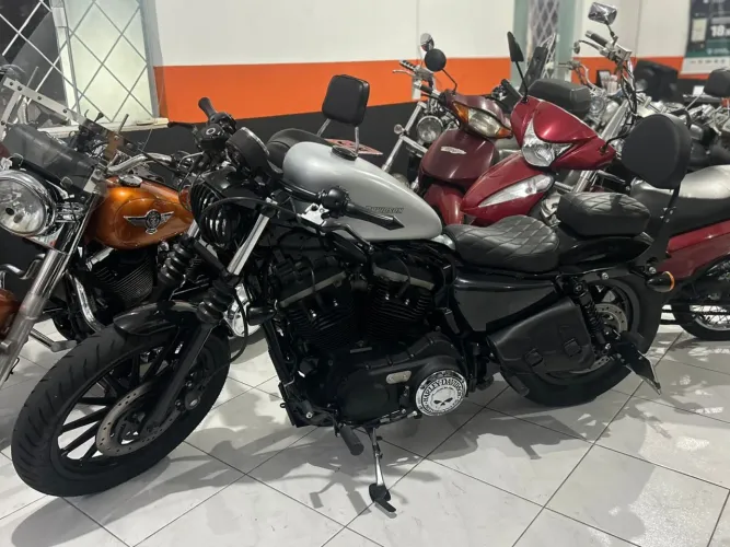 Sportster XL 883 Iron customizada troco moto