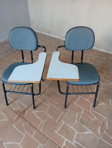 Vendo duas cadeiras escolares para destro e canhoto