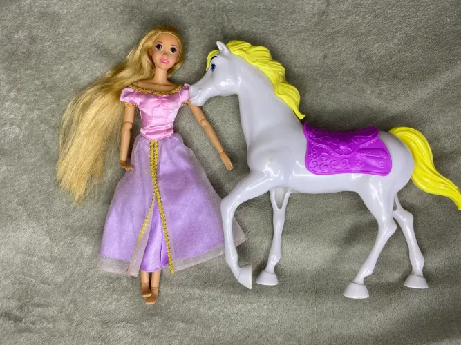 Boneca princesa Disney Rapunzel e cavalo maximus enrolados