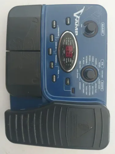 Pedaleira Behringer X V-Amp 
