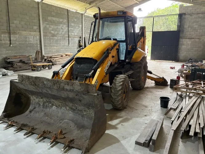 Retroescavadeira JCB 2013 modelo EX32
