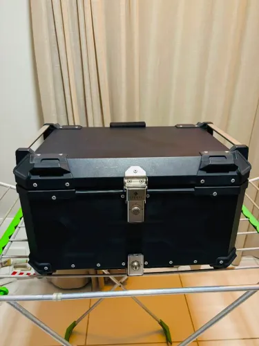 BAU DE MOTO DE ALUMINIO 65L (CABE 2CAPACETES) C/ KIT UNIVERSAL P/ INSTALAÇÃO