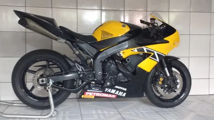 R1 montada para autódromo