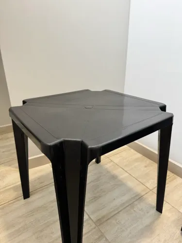ACHADO OLX - Mesa Plástica Monobloco Quadrada Preta | apenas R$ 50,00