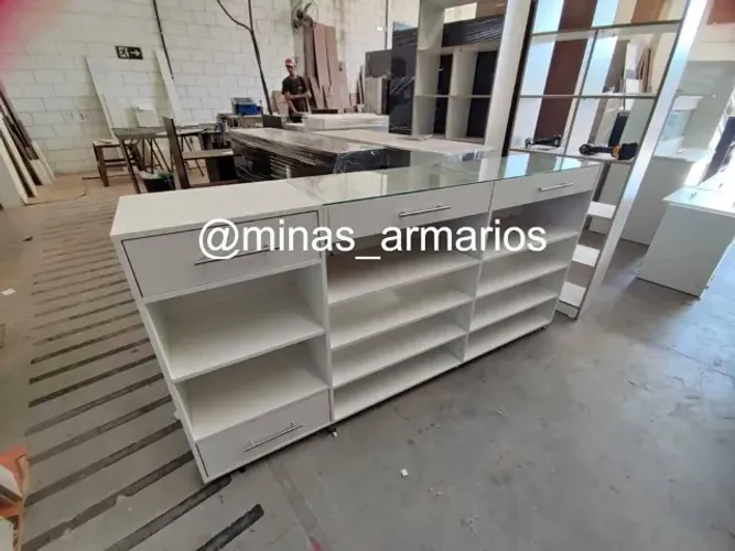 Balcão Expositor com Tampo de Vidro e Prateleiras- Ideal para Lojas