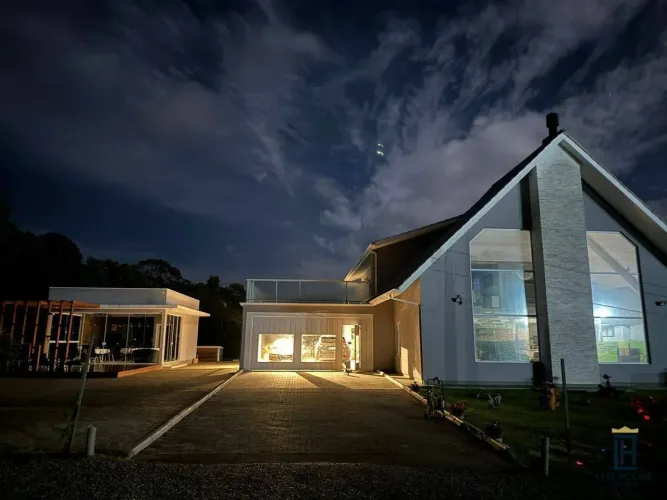 Casa em condomínio completo em Rancho Queimado | 4 suítes, jacuzzi e área gourmet com deck