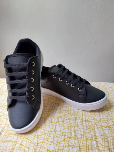 Tênis Casual Unissex Preto com Solado Branco e Ilhoses Dourados