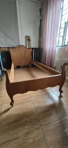 Relíquia: Cama Antiga em Madeira Maciça