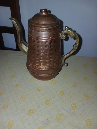 Bule de cobre antigo com bico e alça em bronze  decorativo 