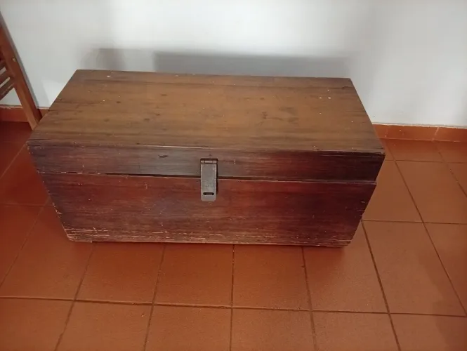 Baú em madeira maciça, dobradiças originais