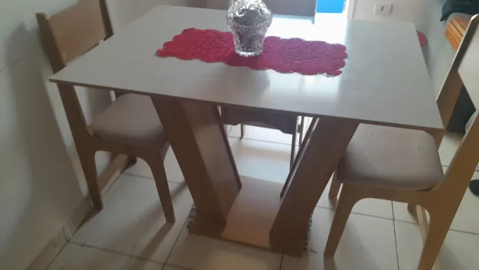 Mesa de jantar 4 cadeiras