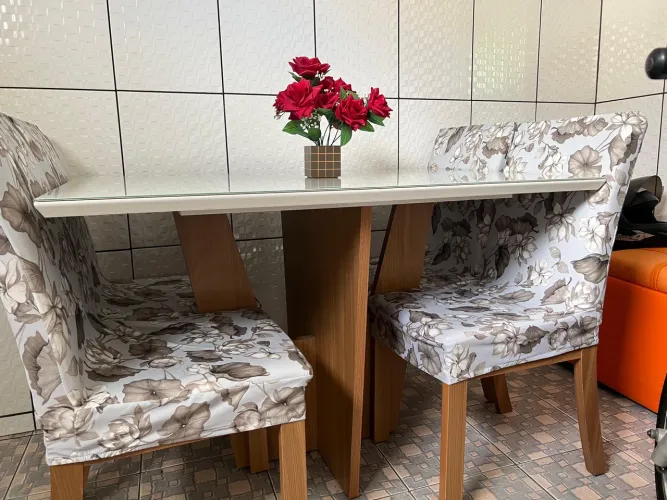 Vendo mesa com 4 cadeiras