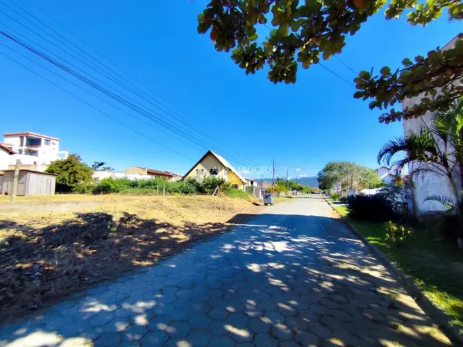 Terreno de esquina à venda na Praia da Pinheira a poucos metros do mar