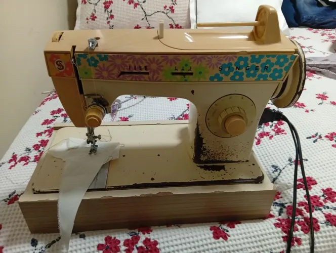Máquina de costura Singer facilita antiga.