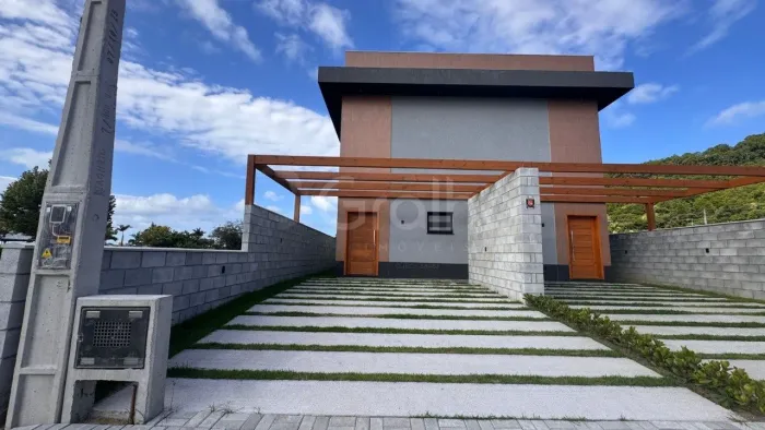 Sobrado com 154,15m² em loteamento na Vargem Pequena