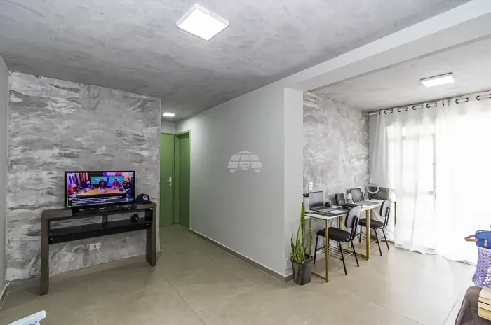 Apartamento com 2 Quartos (1 Suíte) e Vaga de Garagem no Capão da Imbuia