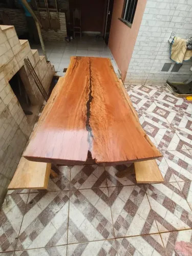 Mesa rústica rezinada de 2 metros e 5