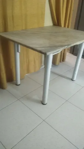 Mesa de ferro com tampa em mármore para 4 cadeiras 