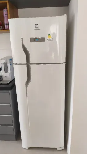 Geladeira Eletrolux Frost Free Turbo Freezer 310L muito nova