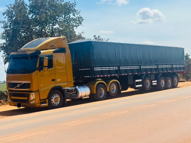 Volvo FH 2013 6x2 cambio ishift carreta facchini 24/24 quarto eixo graneleiro