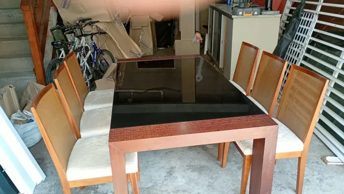 Mesa de jantar com 6 cadeiras de madeira