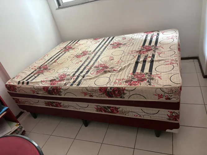 Cama de casal em perfeito estado