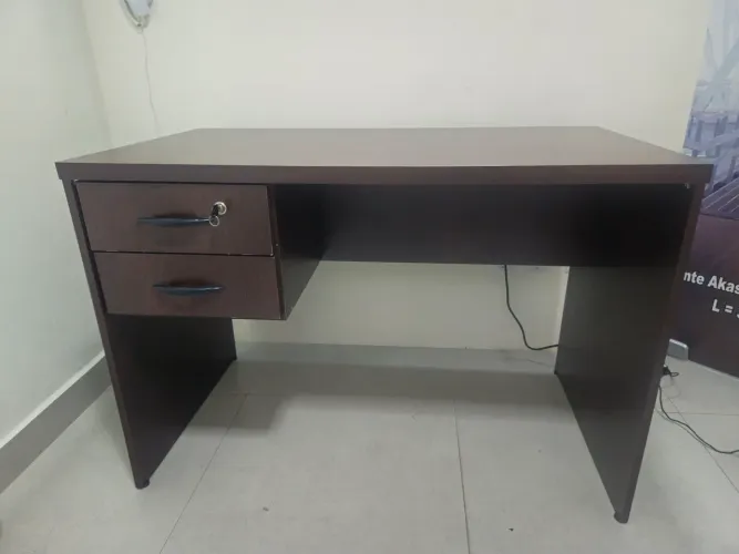 Mesa escritório com gavetas