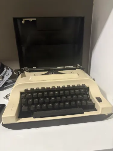 Máquina de Escrever Remington Ipanema - Não Testada