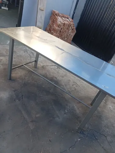 Mesa de inox bem reforçada mandada fase tamanho 2 metros por 84 conservada.