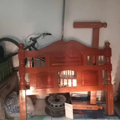 Cama casal em madeira