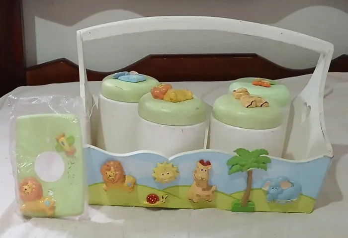 Kit infantil de MDF, com 4 potes de plástico + espelho de luz