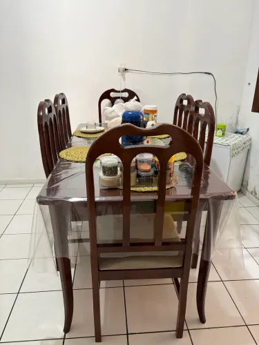 Mesa e cadeiras