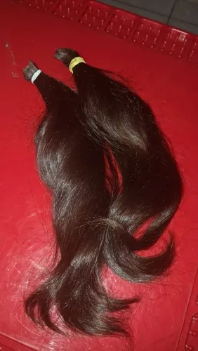 Cabelo humano virgem, castanho médio/claro, 82 gramas e 33 cm.